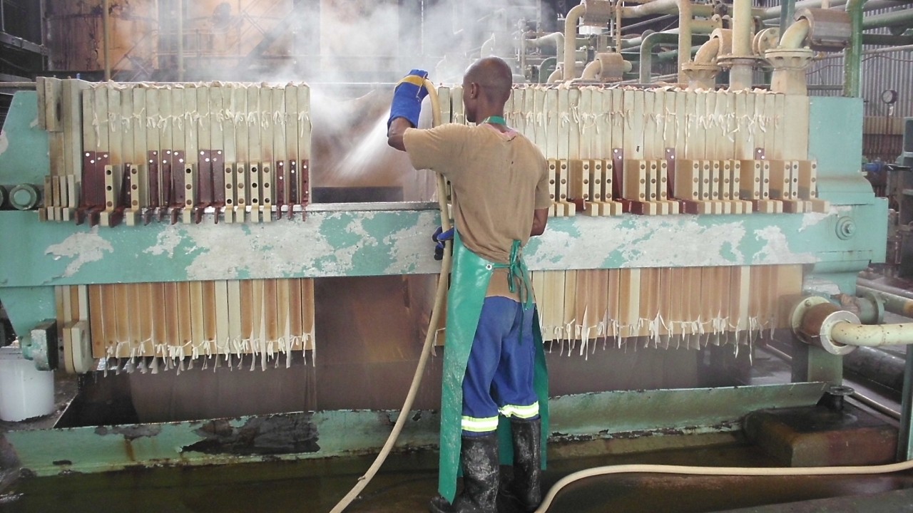 Spray-cleaning in a sugarmill